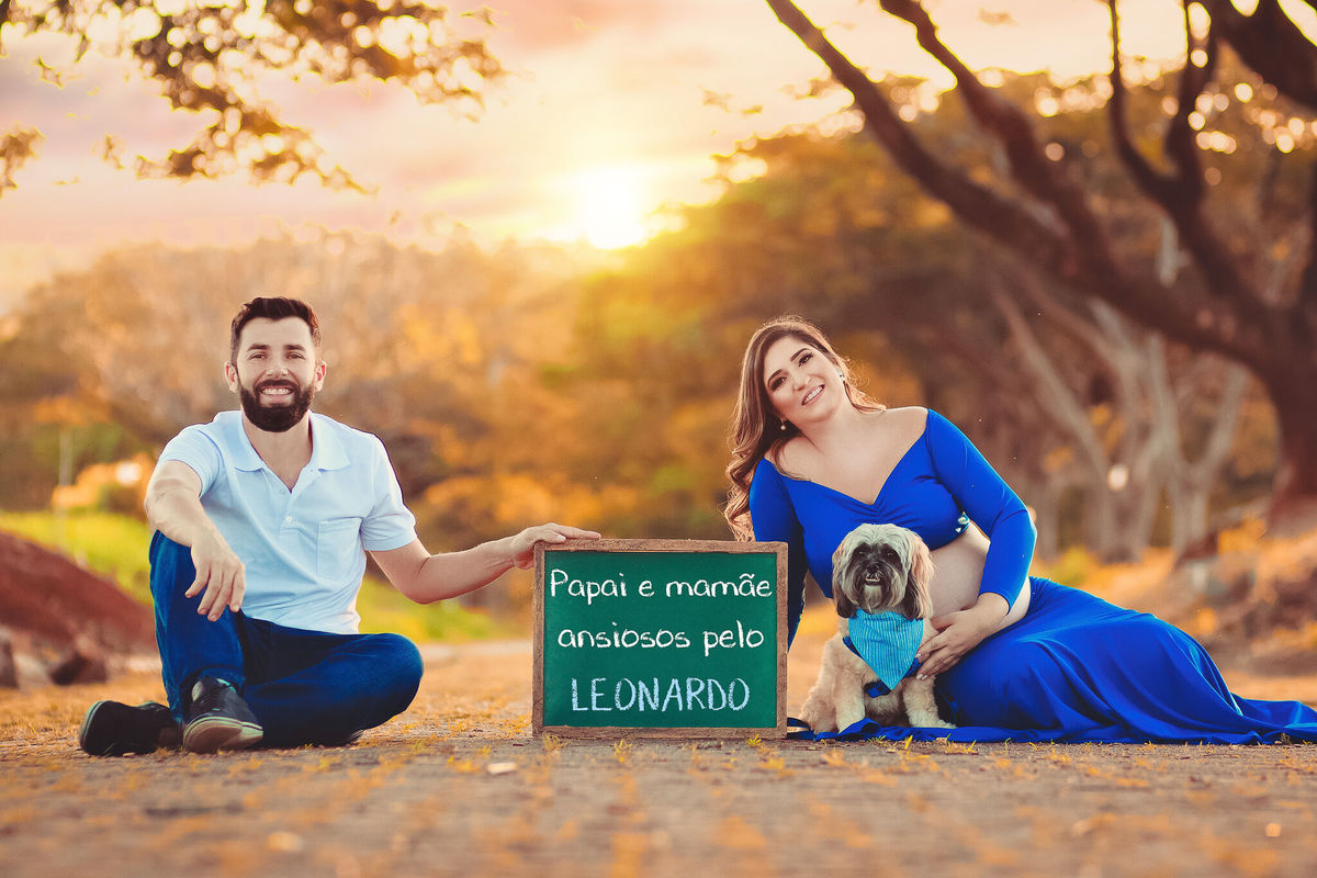 papai, cachorro da família e gestante com a lousa com nome do bebê, no caminho dos flamboyant, em santa bárbara d'oeste - SP