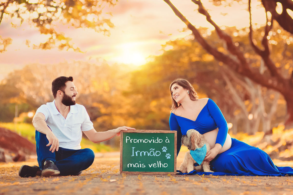 papai, cachorro da família e gestante com a lousa com nome do bebê, no caminho dos flamboyant, em santa bárbara d'oeste - SP