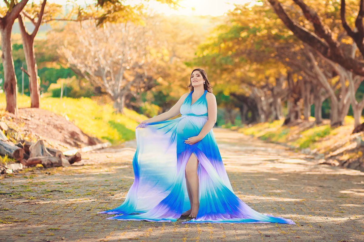 gestante com vestido arco iris, no caminho dos flamboyant, em santa bárbara d'oeste - SP