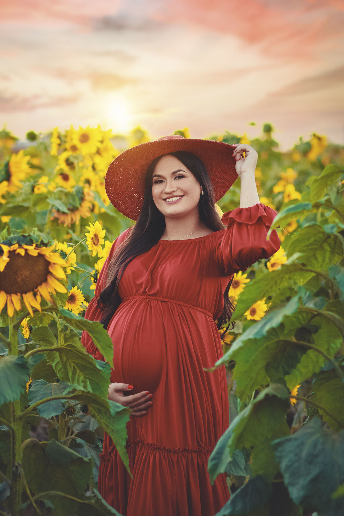 gestante em campo de girassol,  no macena flores  em holambra - sp