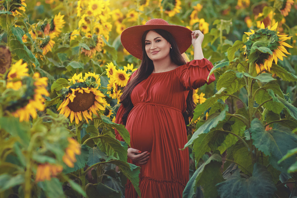 gestante em campo de girassol,  no macena flores  em holambra - sp