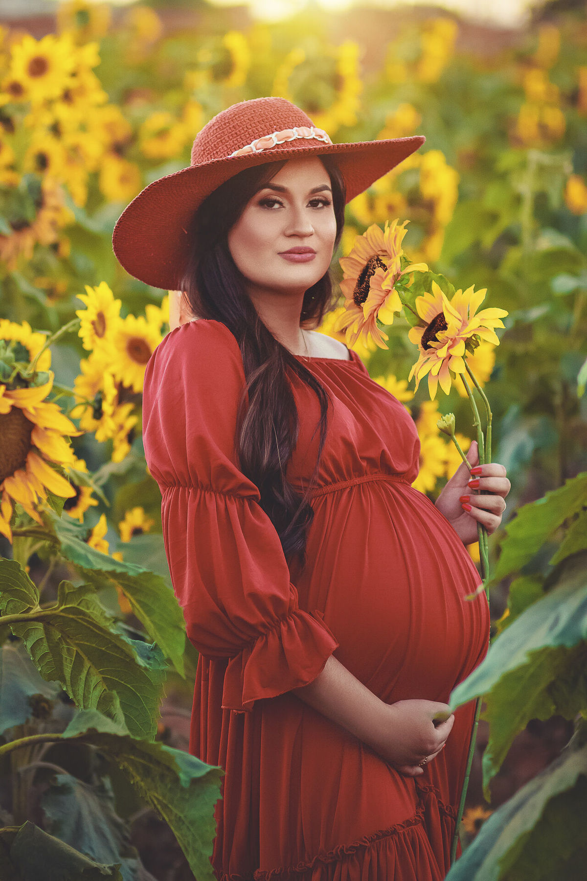 gestante em campo de girassol,  no macena flores  em holambra - sp