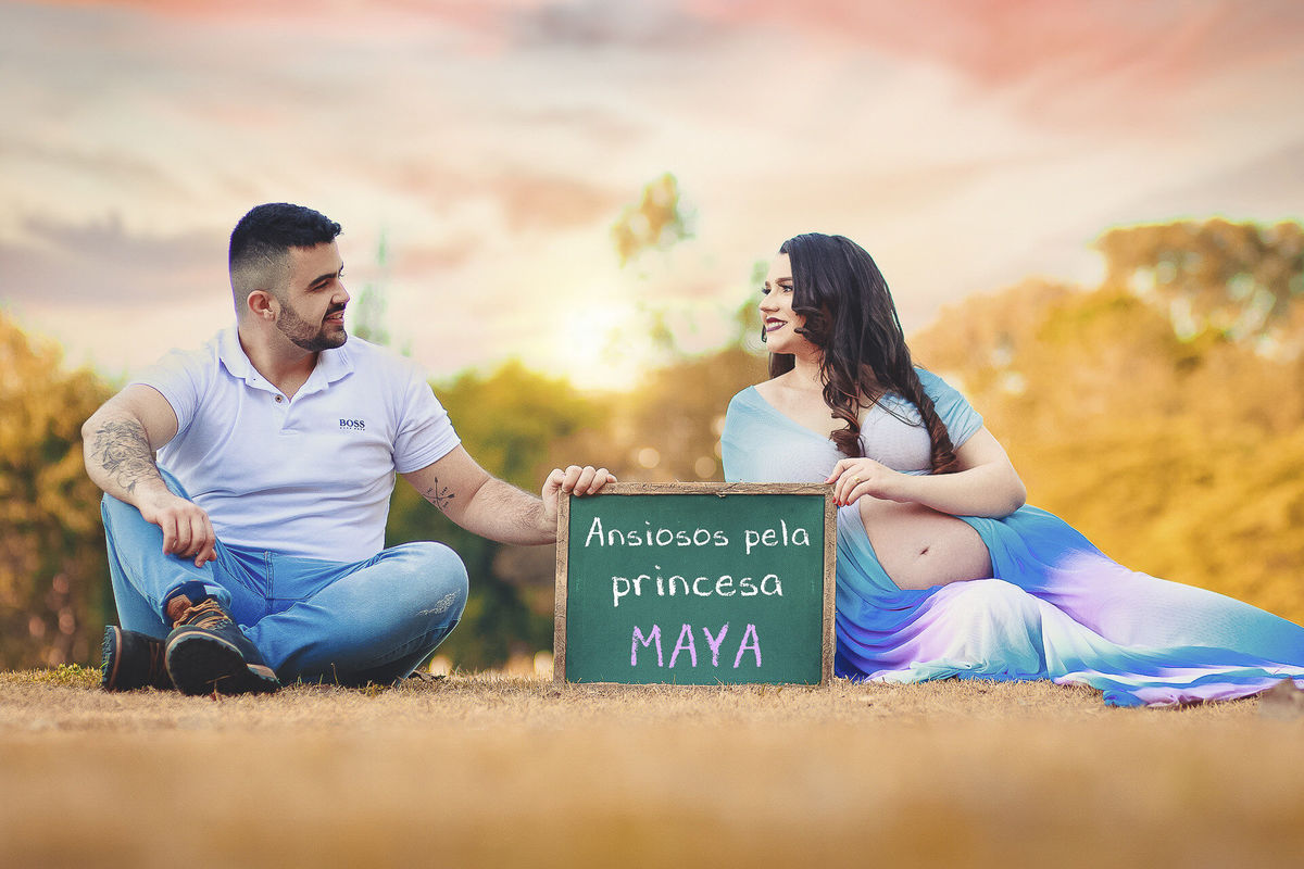 linda gestante com vestido arco iris no parque dos ipes, em santa barbara doeste - sp, fazendo ensaio gestante