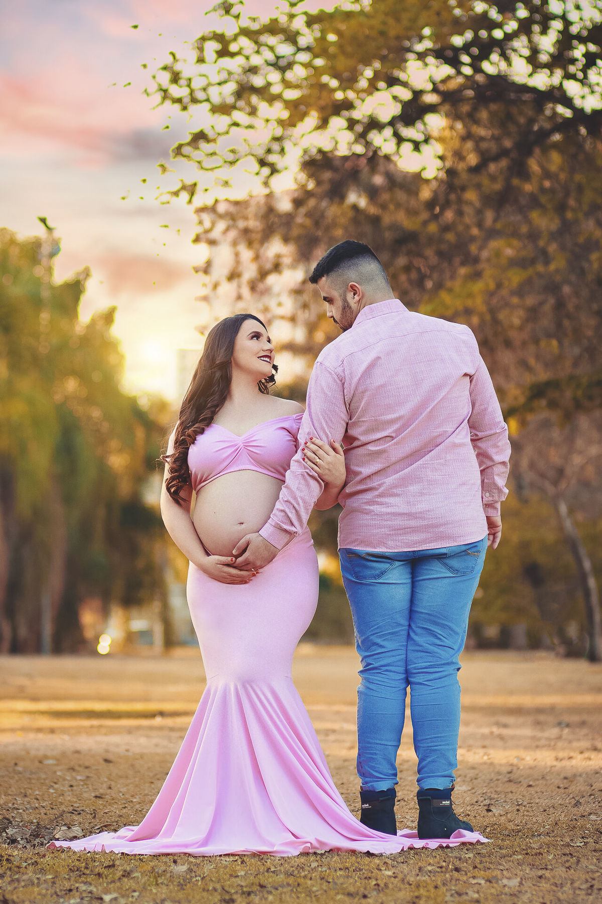 linda gestante com vestido rosa bebe no parque dos ipes, em santa barbara doeste - sp, fazendo ensaio gestante