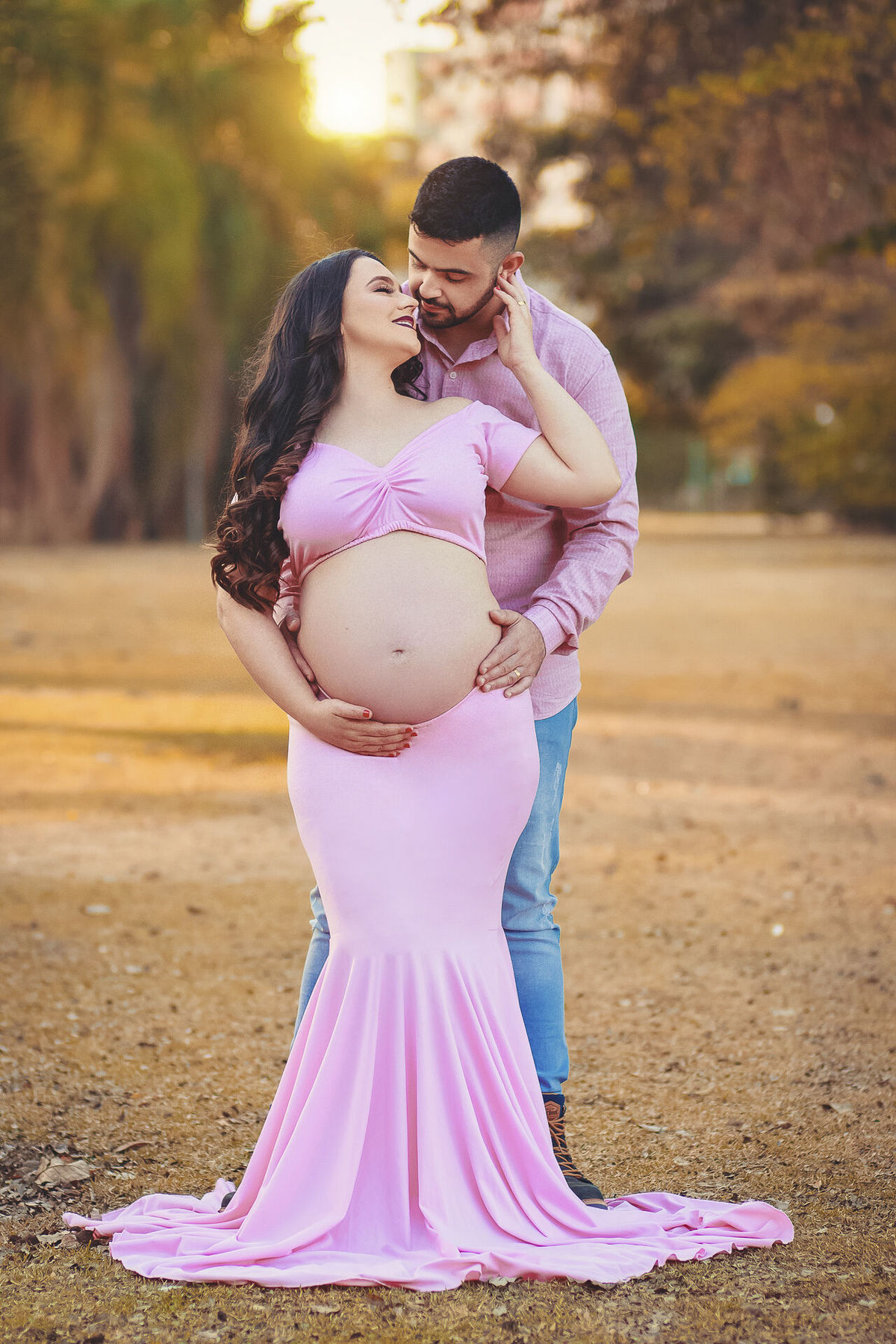 linda gestante com vestido rosa bebe no parque dos ipes, em santa barbara doeste - sp, fazendo ensaio gestante
