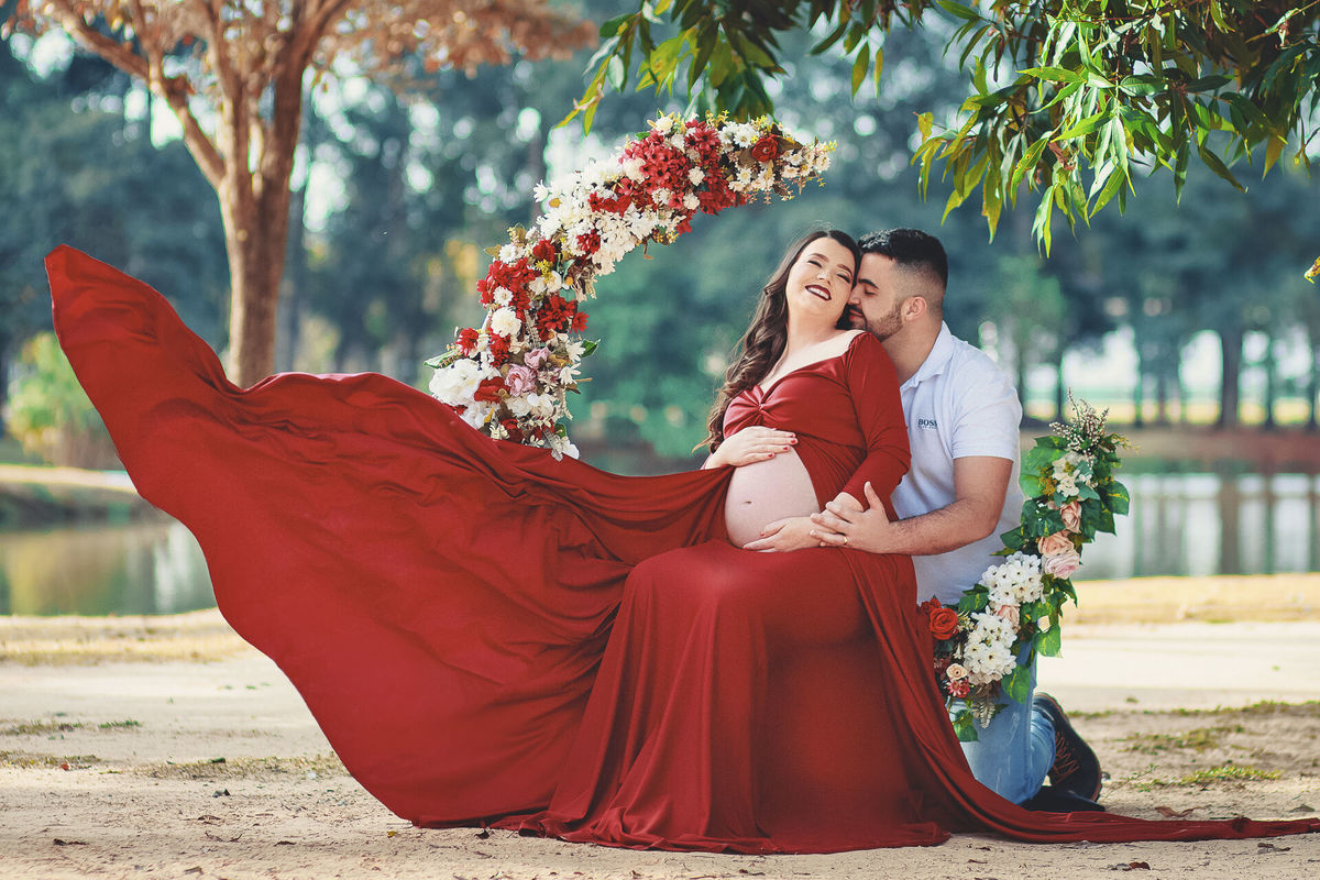 linda gestante com vestido marsala sentada na lua de flores, no parque dos ipes, em santa barbara doeste - sp, fazendo ensaio gestante