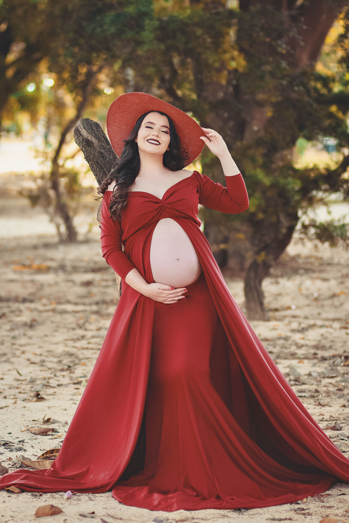 linda gestante com vestido marsala  no parque dos ipes, em santa barbara doeste - sp, fazendo ensaio gestante