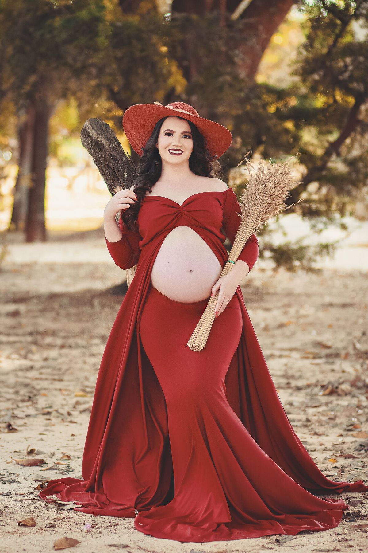 linda gestante com vestido marsala  no parque dos ipes, em santa barbara doeste - sp, fazendo ensaio gestante