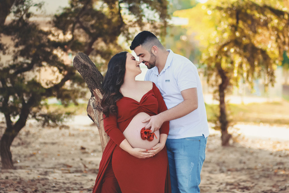 linda gestante e papai com vestido marsala  no parque dos ipes, em santa barbara doeste - sp, fazendo ensaio gestante