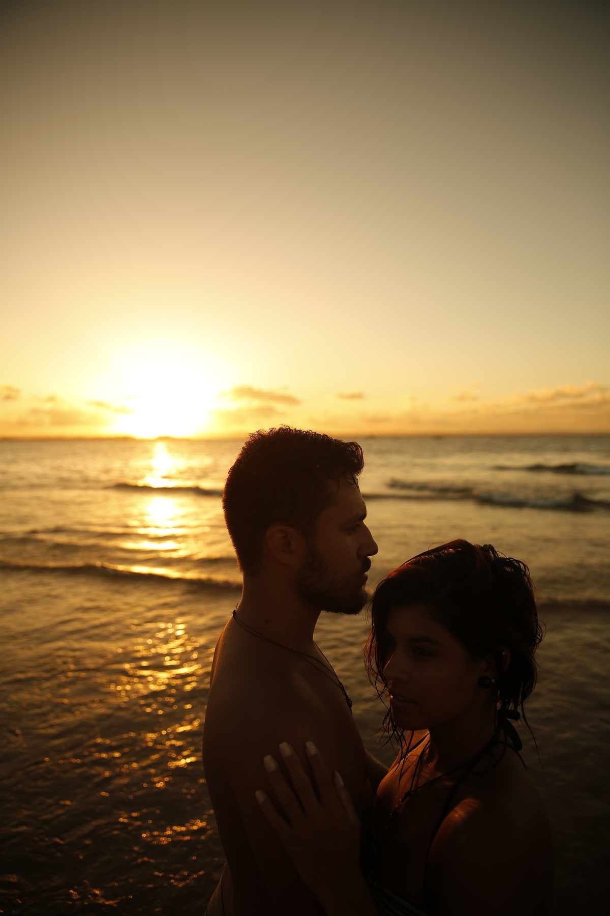 noivos casando ao por do sol na praia