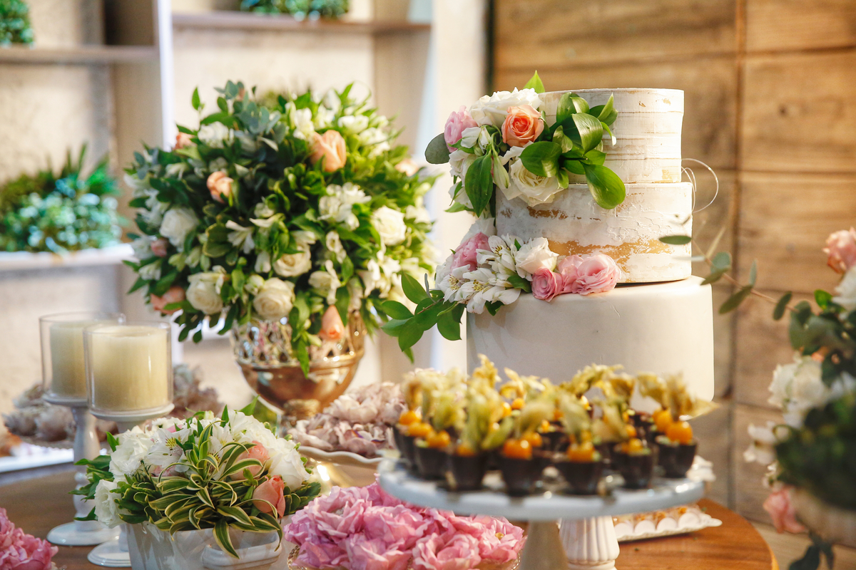 arranjo de mesa de bolo e bolo de casamento