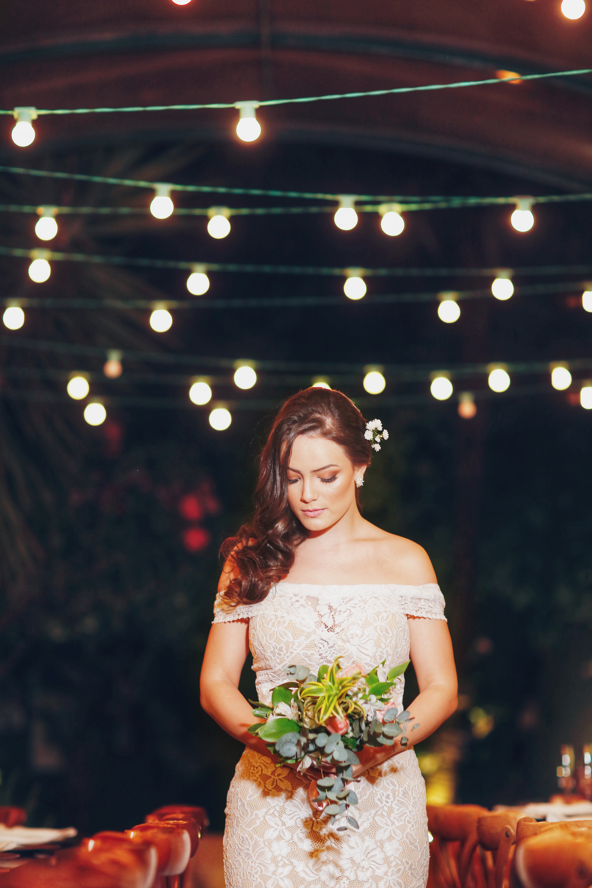 Penteado e vestido de noiva e decoração mini-wedding Brasil