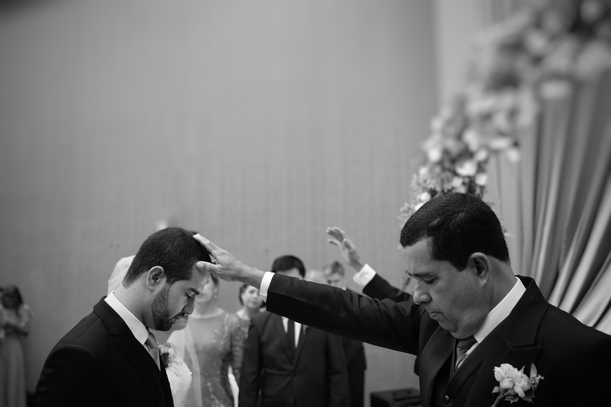 a benção do pai do noivo usando traje Camargo Alfaiataria