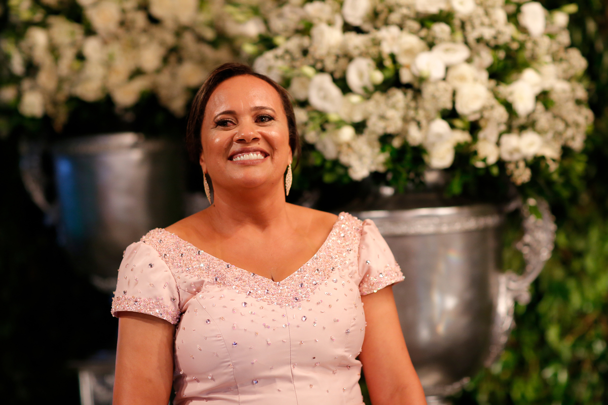 Mãe da noiva usando vestido Atelier Maria Virgínia