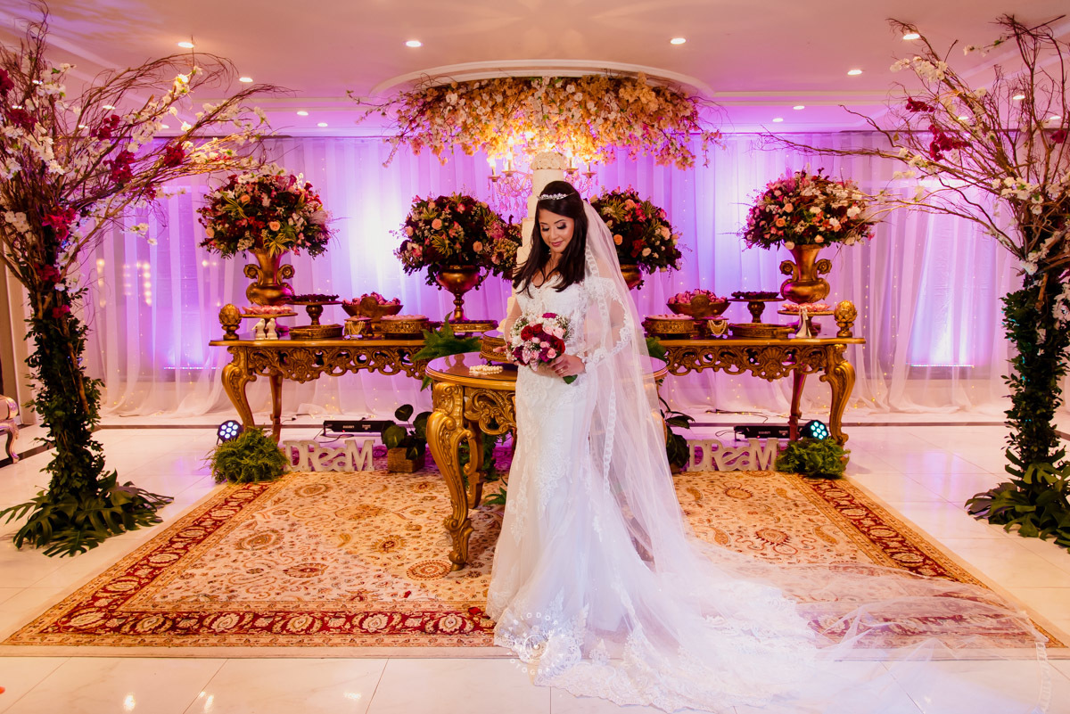 pose da noiva com buquê na mesa do bolo salão ballroom iris fotógrafo Fabio Doria o melhor do rio de janeiro