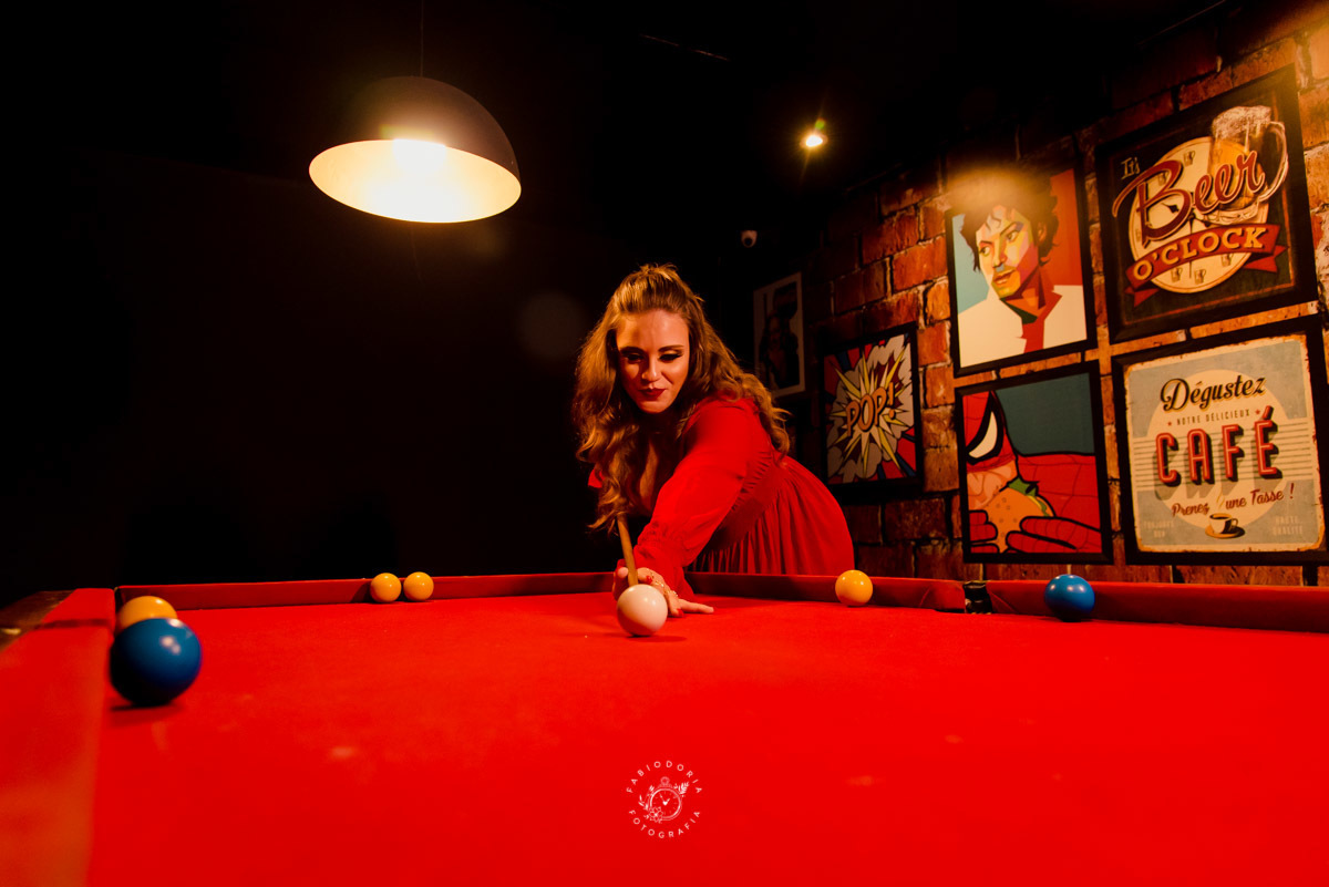 Festa aniversário chique com vestido vermelho | Fabio Doria, 3 Esferas melhor fotógrafo e vídeo do Rio de janeiro Decoração mesa de sinuca Salão Ballroom Iris Bangu zona oeste 