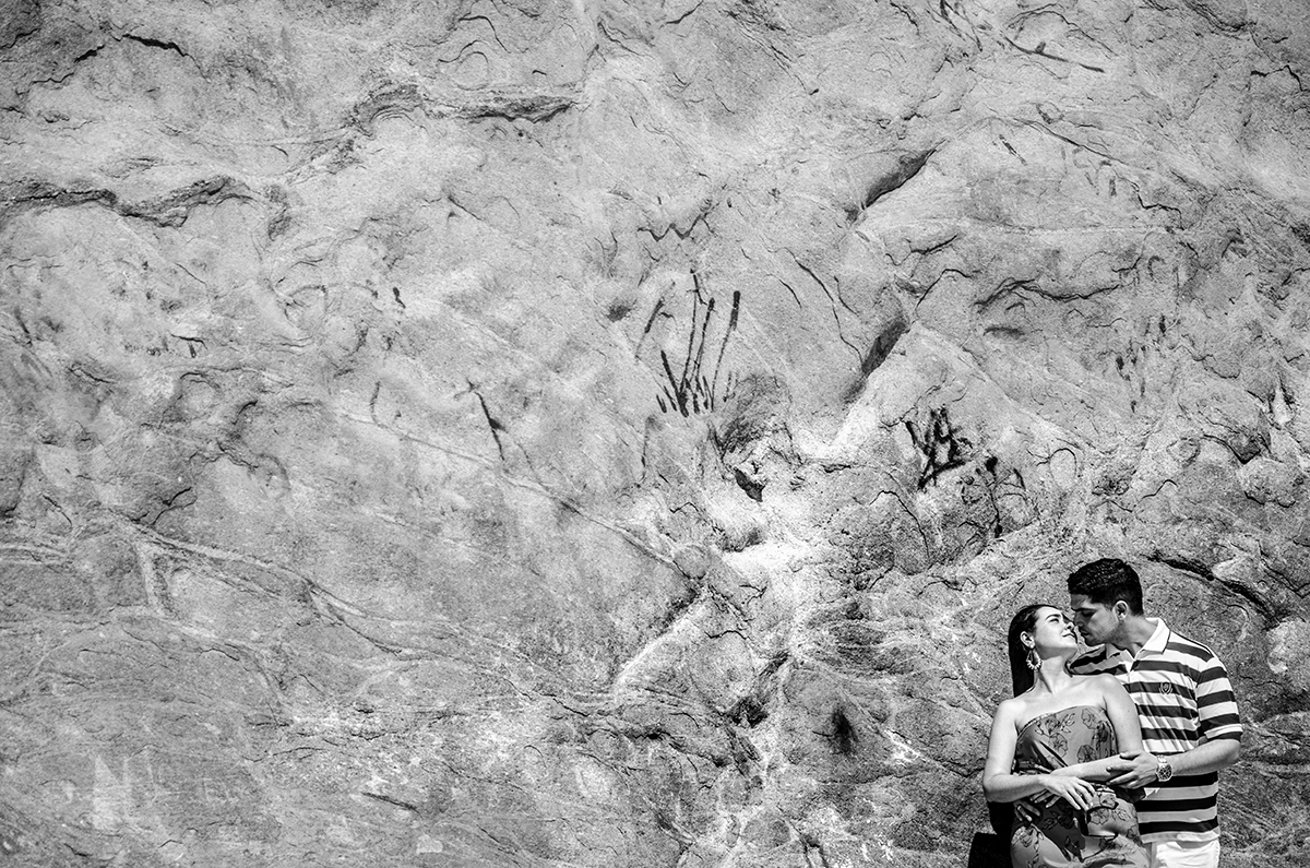 nas rochas de grumari podemos compor varios retratos do casal, o fotografo de casamento fabio doria, conseguiu isso em pouco tempo