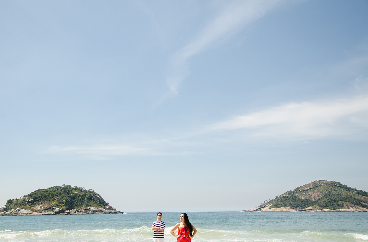 o encontro desde casal na praia foi algo perfeito que pode ser notado pela fotografia de fabio doria