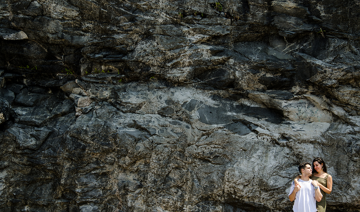 nas rochas de grumari podemos compor varios retratos do casal, o fotografo de casamento fabio doria, conseguiu isso em pouco tempo