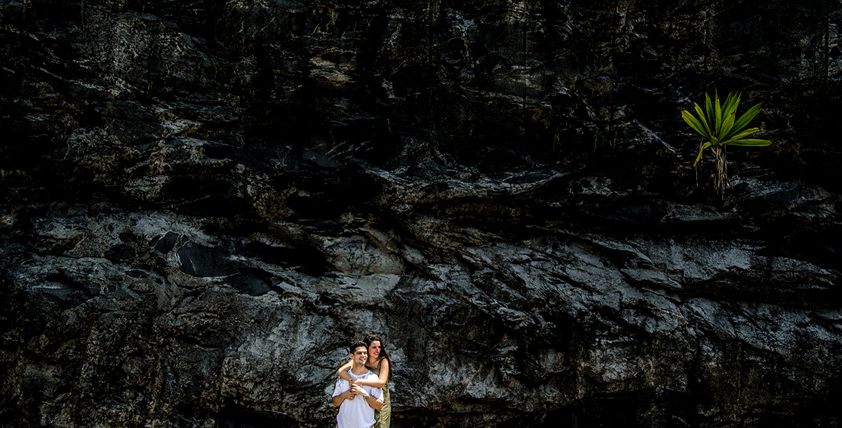 entre os paredões de grumari ali estava o casal sendo fotografado pelo fabio doria, um fotografo de casamento de anos no mercado