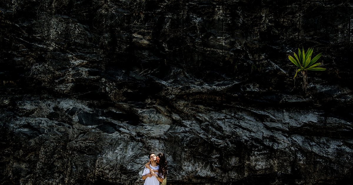 entre os paredões de grumari ali estava o casal sendo fotografado pelo fabio doria, um fotografo de casamento de anos no mercado