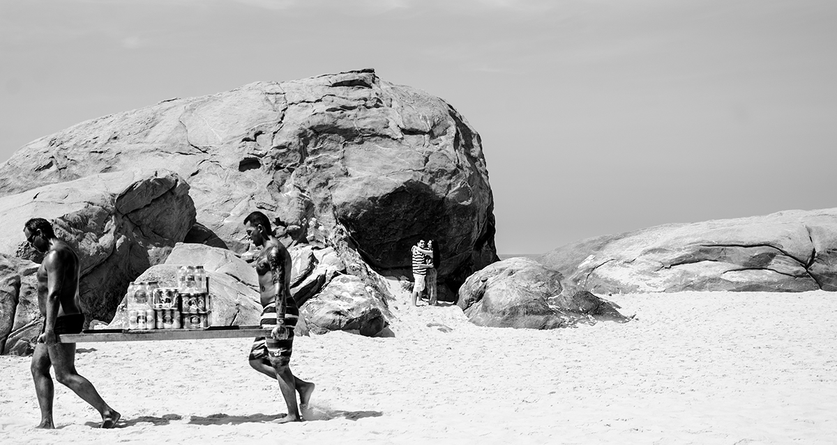 em quanto uns trabalham duro na praia outros se divertem fazendo ensaio, isso pode ser visto na fotografia de fabio doria, um fotografo de casamento