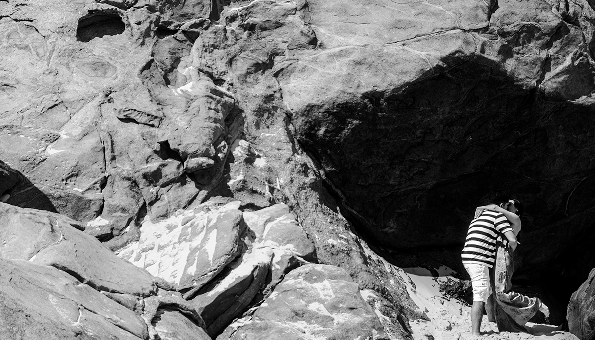 fotos em rochas de grumari em preto e branco fica uns belos retratos do casal