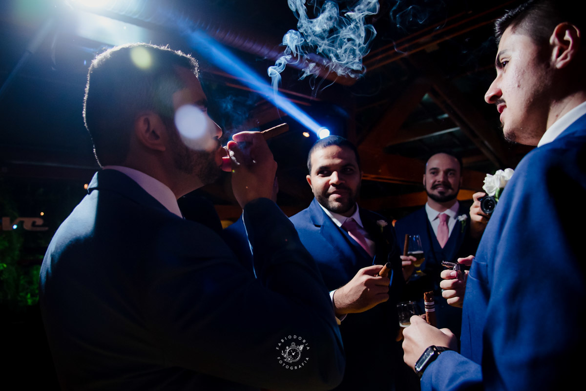 Fabio Doria o melhor fotógrafo de casamento do rio de janeiro salão vale dos sonhos foto dos noivos na pista de dança com charuto