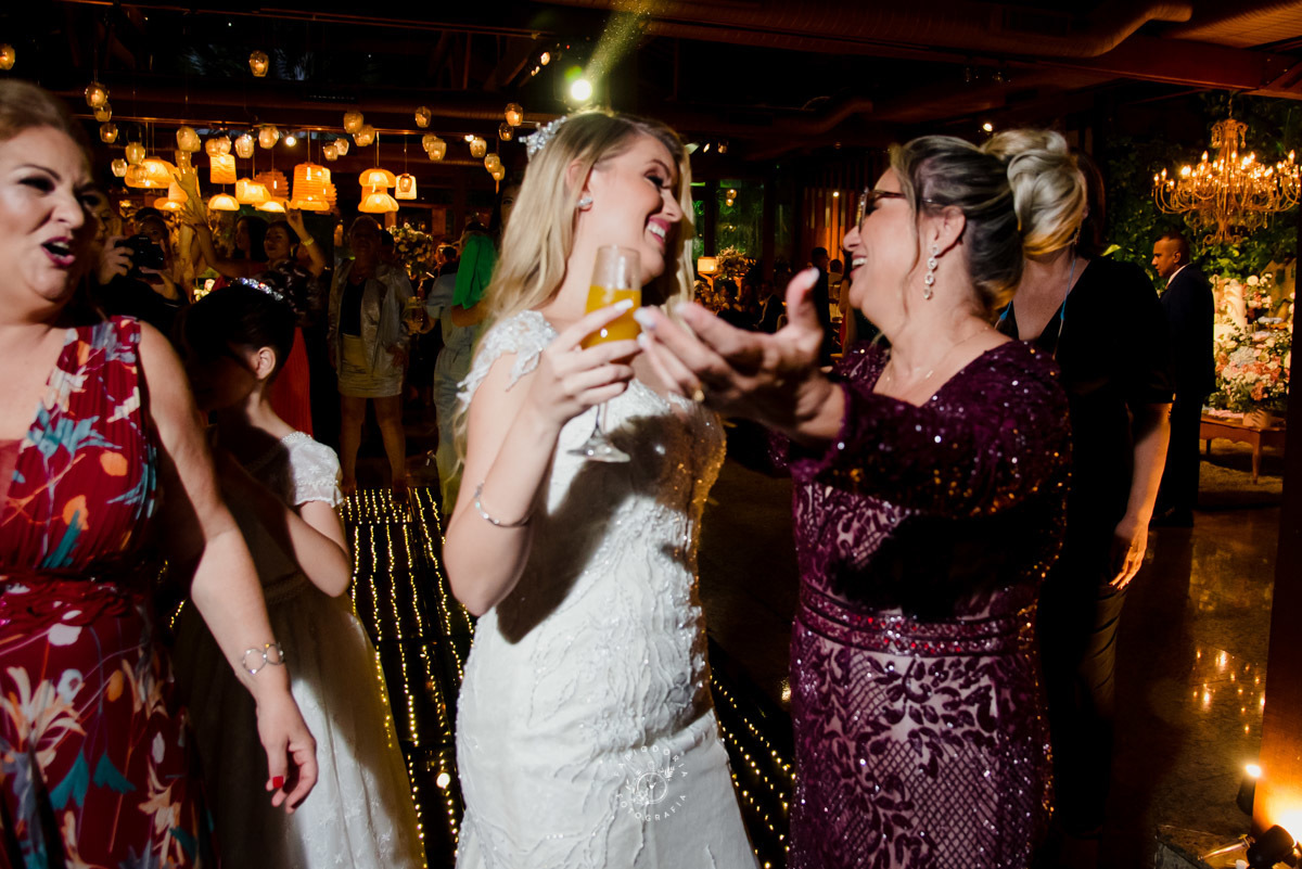 Fabio Doria o melhor fotógrafo de casamento do rio de janeiro salão vale dos sonhos foto dos noivos na pista de dança