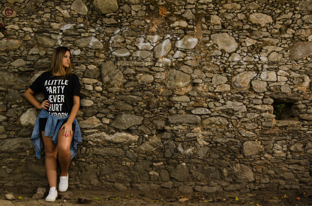 Giulliana fazendo seu ensaio externo na reserva de sahy