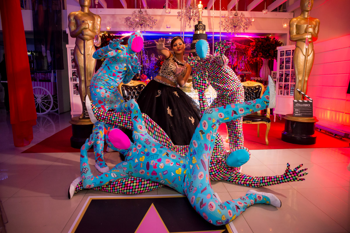 Debutante e animadores na pista do salão Casa Bonita