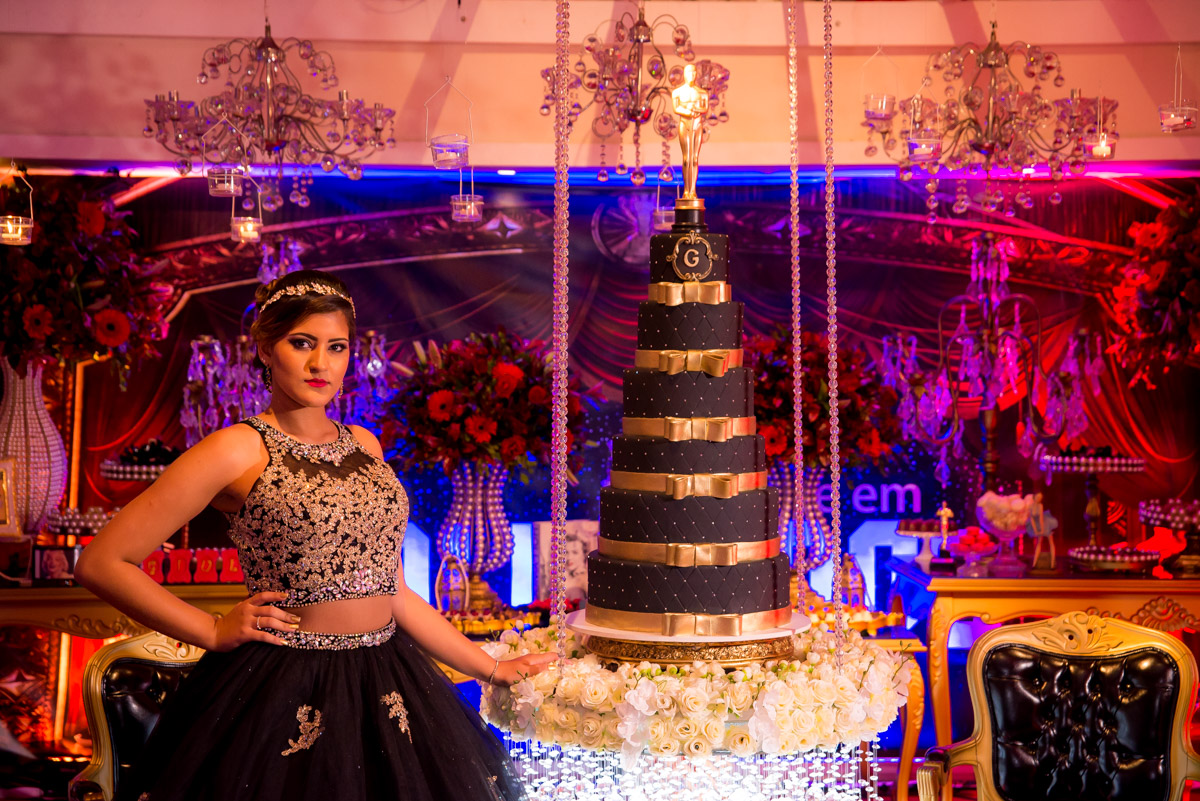pose registrada pelo fotógrafo fabio doria em frente a mesa do bolo no salão casa bonita