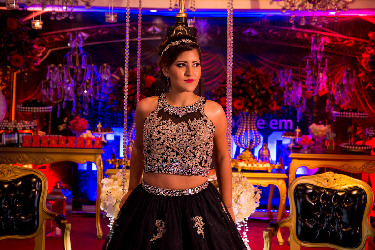 registro pelo fotógrafo fabio doria em frente a mesa do bolo