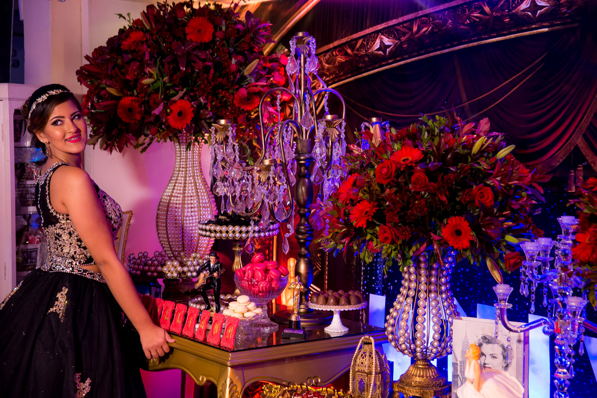 decoração da mesa do bolo no salão casa bonita