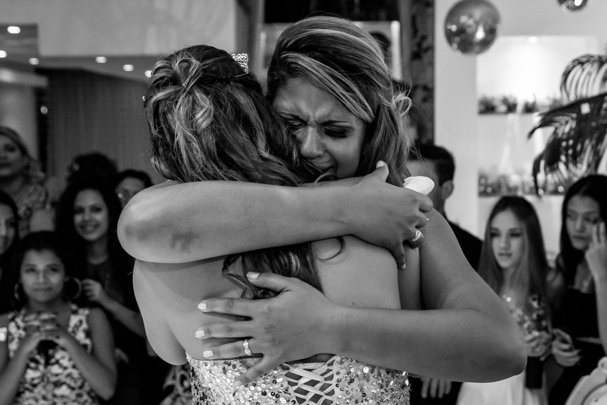 Amor quentinho da debutante Giulliana e sua mãe no salão de festas casa bonita