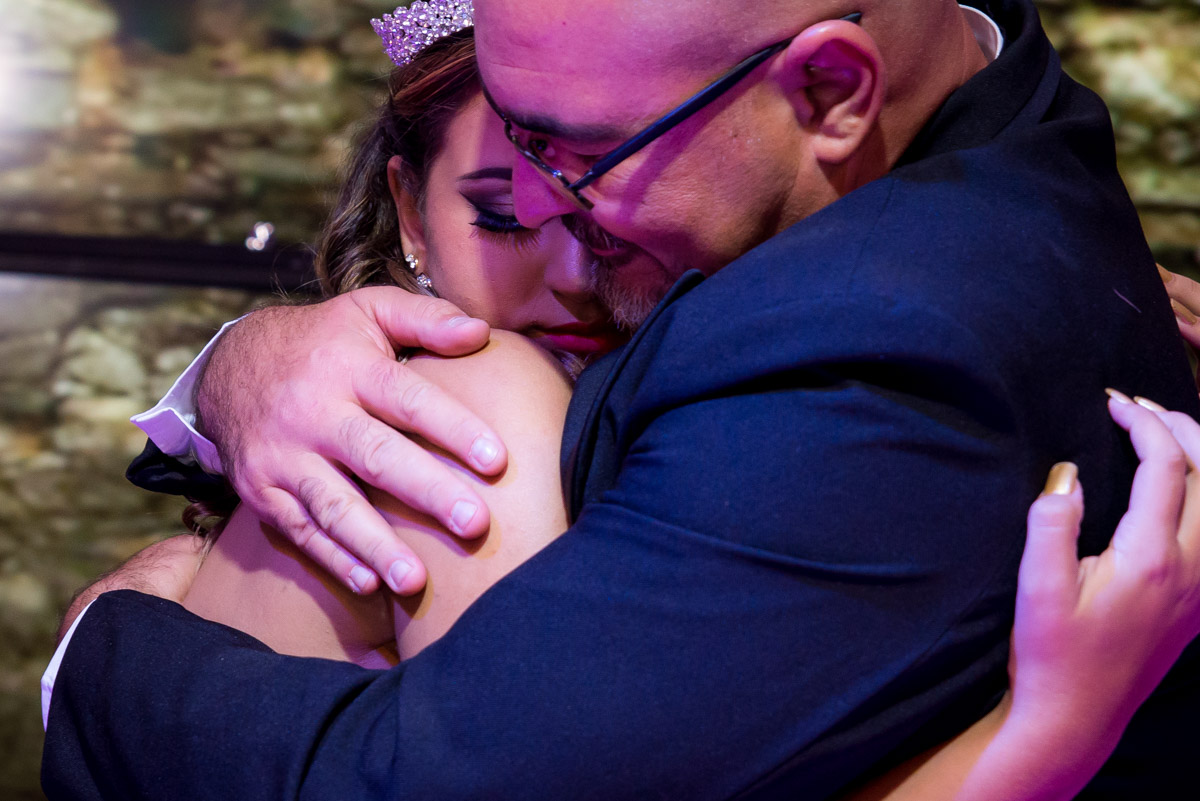 aquele abraço protetor pai e filha no salão casa bonita