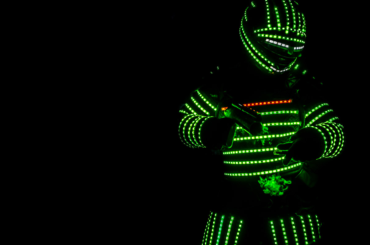 Robô de led dançando na pista de dança