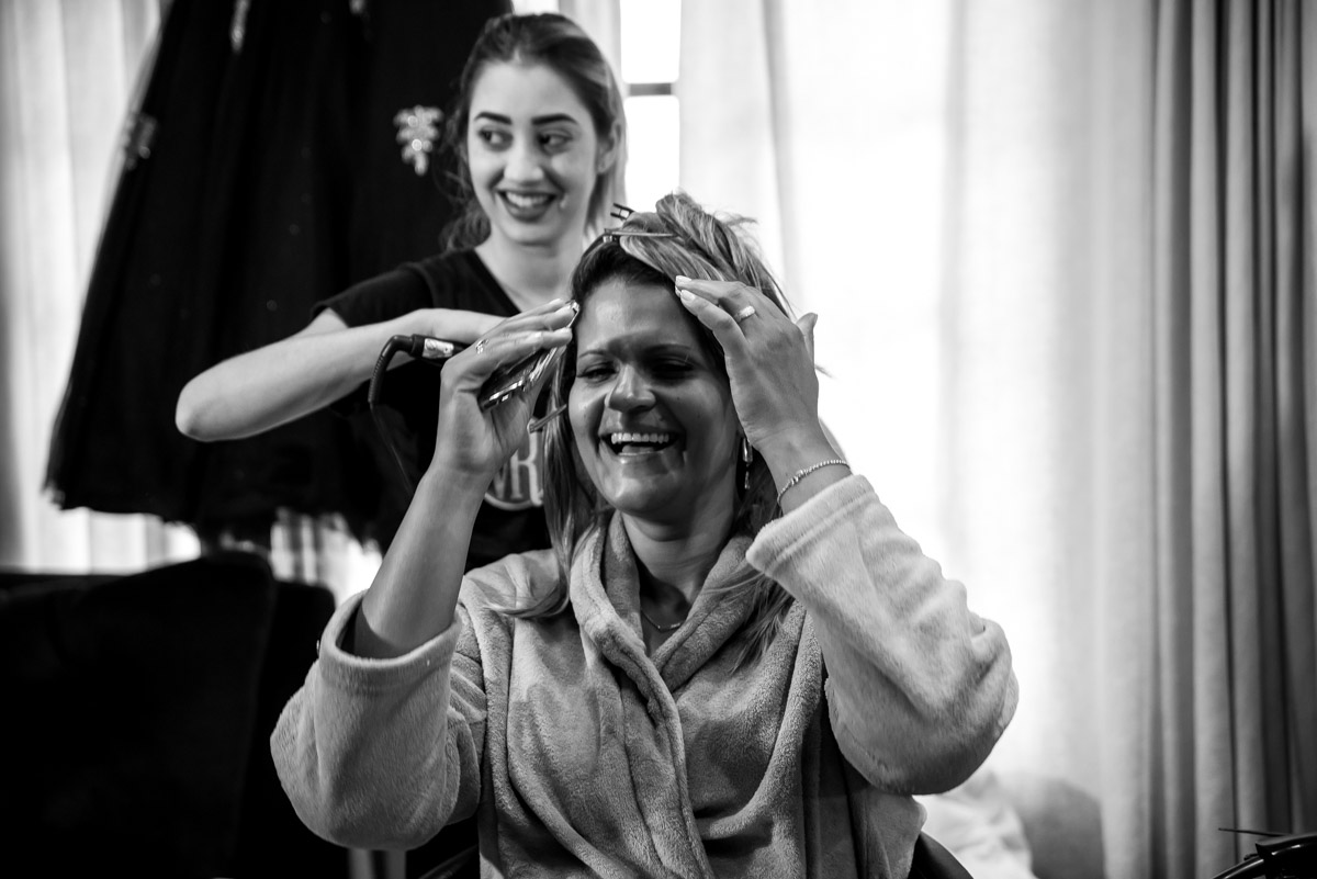 Momento descontração no making of mãe da debutante com a maquiadora Vanessa Reis