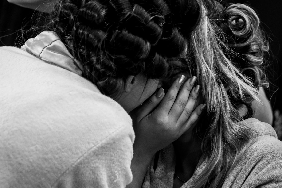 Aquele carinho secreto de mãe e filha sendo registrado