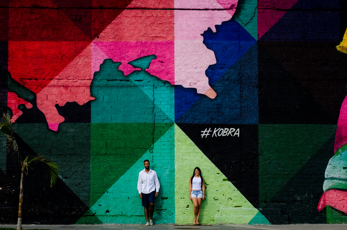 pose diferente de casal em ensaio externo urbano