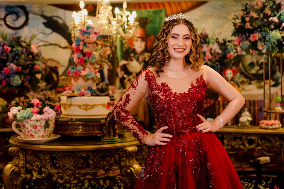 fabio doria melhor fotógrafo de 15 anos, debutantes RJ salão Ballroom iris poses para aniversariantes 15 anos festa tema chapeleiro maluco mesa do bolo vestido vermelho