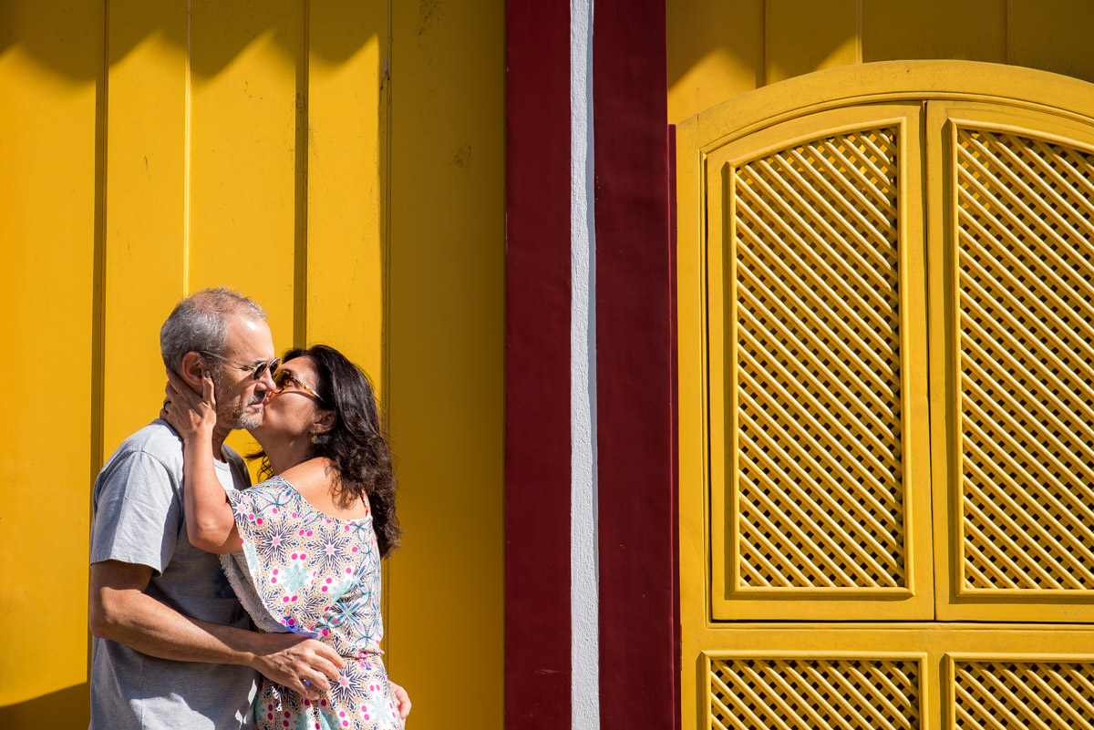 beijo inesperado no ensaio de casal em paraty com o melhor fotografo fabio doria