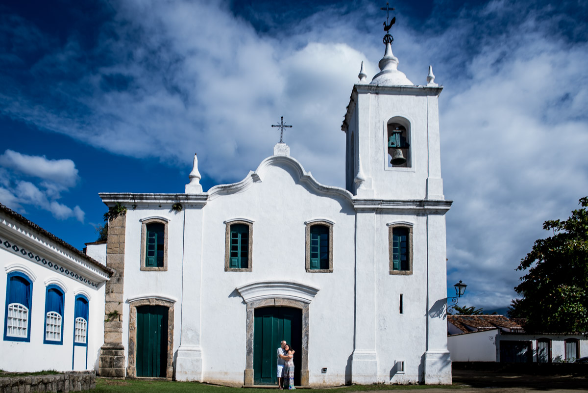 fotografo fabio doria registra casal em paraty em frente a igreja nossa senhora das dores