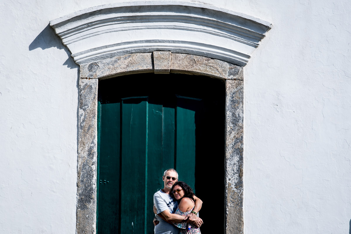 fabio doria fotografo de paraty faz ensaio em frente a igreja nossa senhora das dores