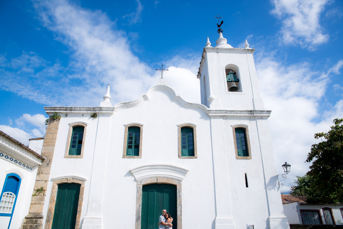 fotografo fabio doria faz ensaio em frente a igreja nossa senhora das dores em paraty