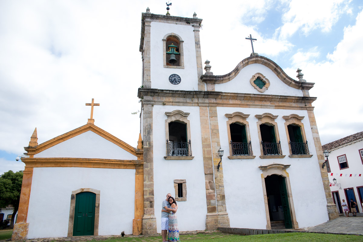 fabio doria fotografo de paraty faz ensaio externo de casal na igreja de santa rita