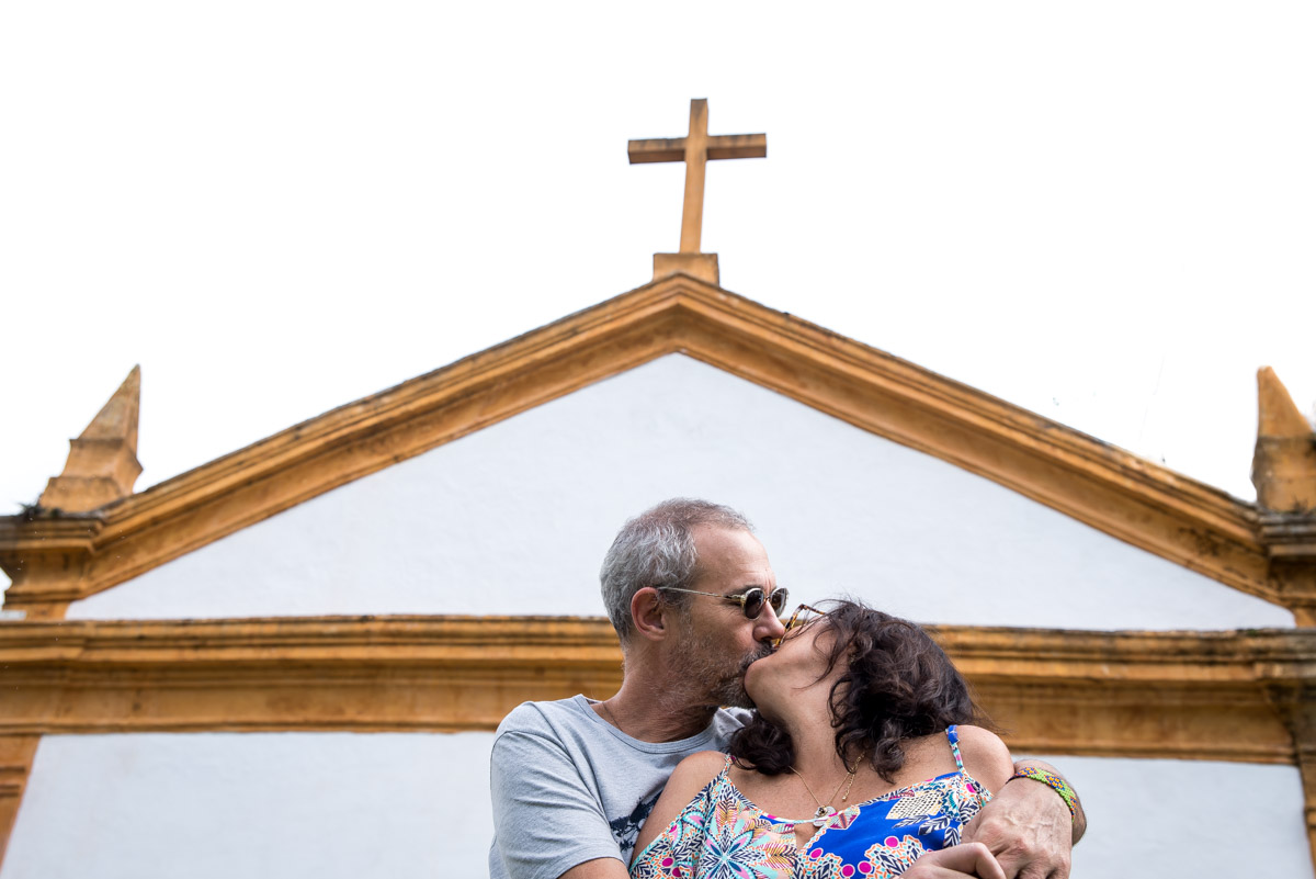 pose do casal em frente a igreja de santa tita em paraty