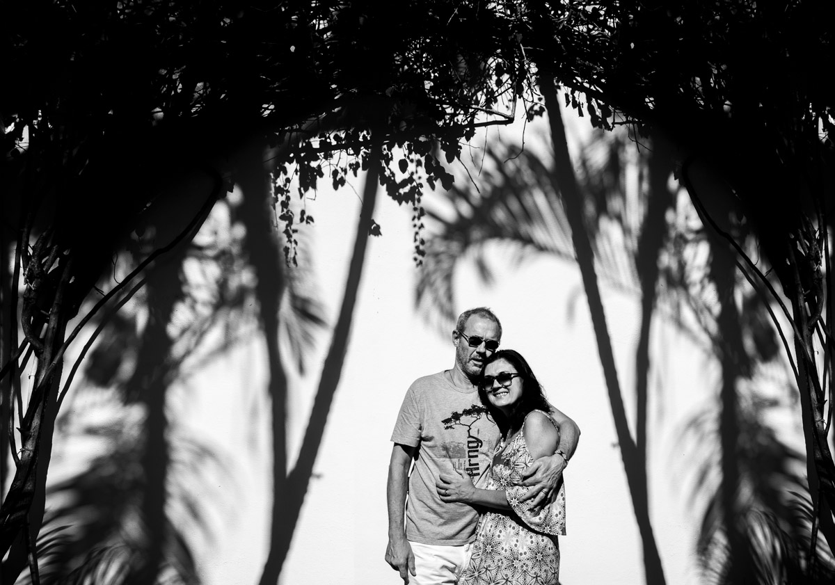 fabio doria faz ensaio de casal em paraty com foto preta e branca e cenário das árvores