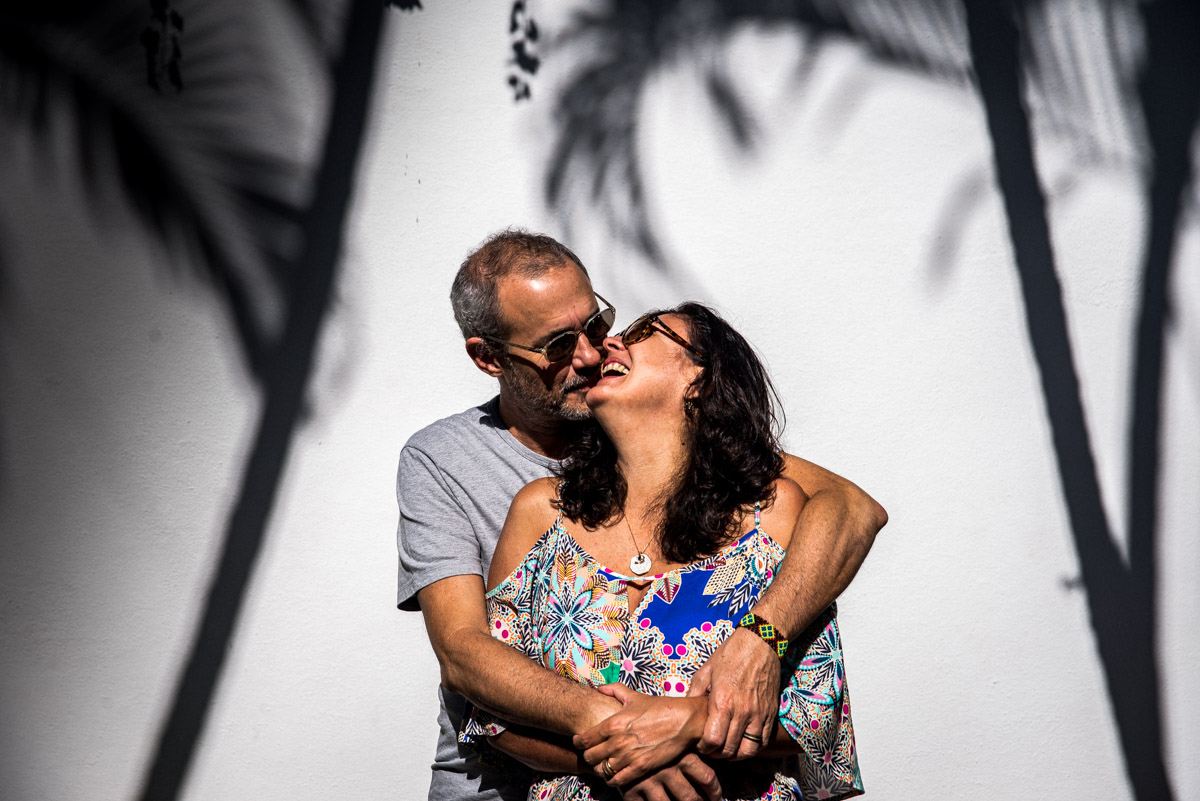 casal faz pose espontânea em paraty com fundo em sombra das árvores