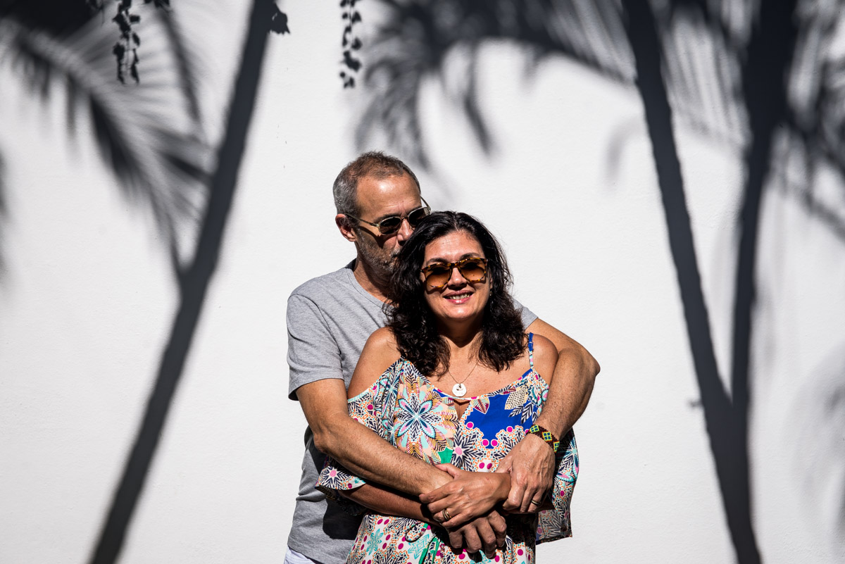 ensaio externo noivo troca carinho com a noiva para as fotos em paraty